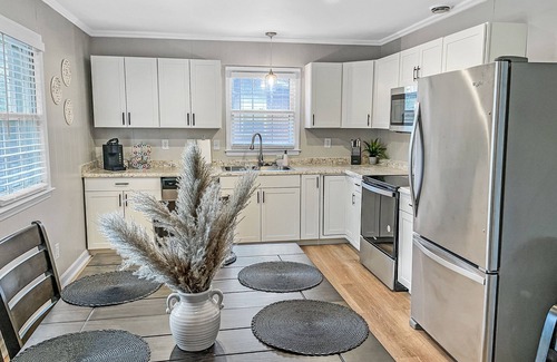 Hidden Valley Casa | Cheerful & Spacious in Prime Location, Ready for YOU!