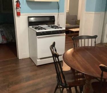 Johnson City Apartamento | Cheerful Studio short walk to UHS near Lourdes & BU
