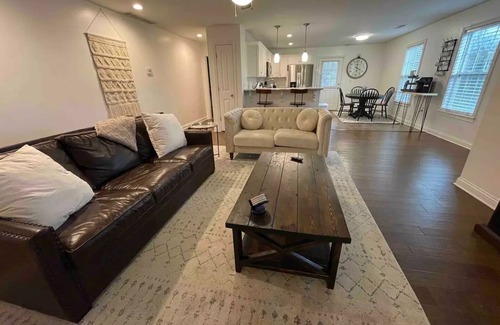 Richmond Casa | Cheerful Three-Bedroom Residential Home