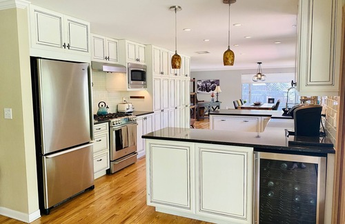 Southeast Casa | Cheerful three bedroom with stunning sunroom!