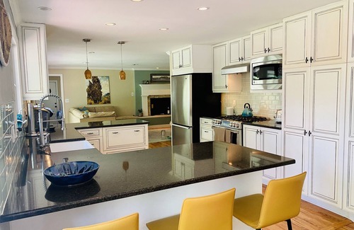 Southeast Casa | Cheerful three bedroom with stunning sunroom!