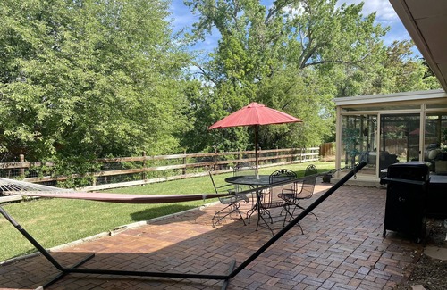 Southeast Casa | Cheerful three bedroom with stunning sunroom!