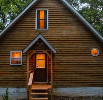 Rockbridge Casa | Cheerful Two Bdrm Cabin with Hot Tub & Pet Friendly