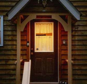 Rockbridge Casa | Cheerful Two Bdrm Cabin with Hot Tub & Pet Friendly