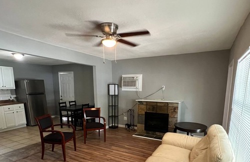 Northwest Los Angeles Heights Casa | Cheerful Two Bedroom House Near Downtown San Antonio