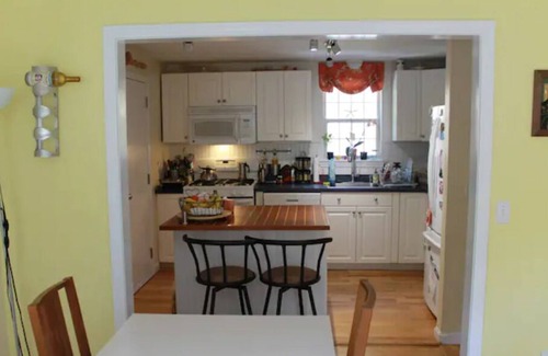 West Barnstable Casa | Cheerful Two Bedroom Quintessential Cape Home