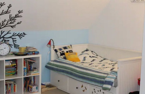 West Barnstable Casa | Cheerful Two Bedroom Quintessential Cape Home