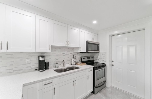 Greenacres Casa | Cheerful Vacation home 2/1 with outside hot tub
