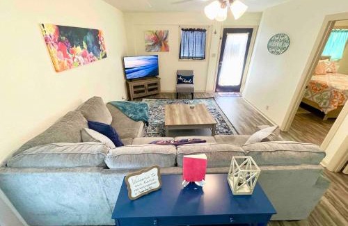 Port Neches Casa | Cheerful Watercolors in 2BR Cottage
