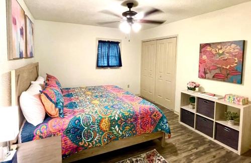 Port Neches Casa | Cheerful Watercolors in 2BR Cottage