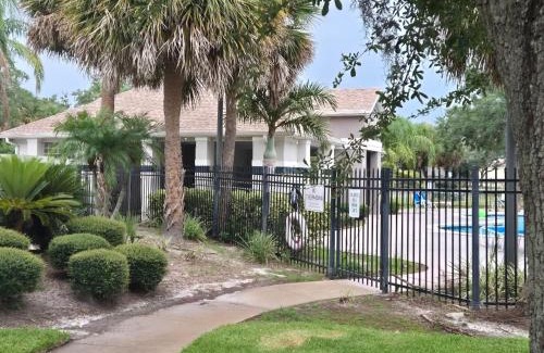 Meadow Woods Apartamento | cheerfull townhouse with pool