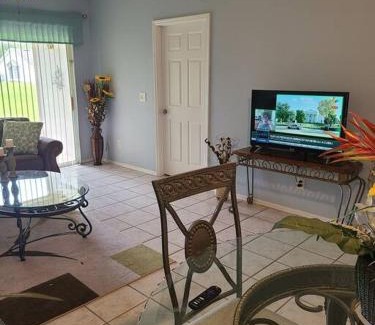 Meadow Woods Apartamento | cheerfull townhouse with pool