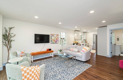 Powell Casa | Cheery and Stylish Three Bedroom Townhouse in Convenient Area