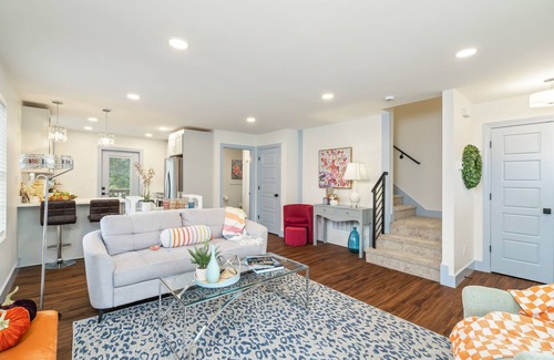 Powell Casa | Cheery and Stylish Three Bedroom Townhouse in Convenient Area