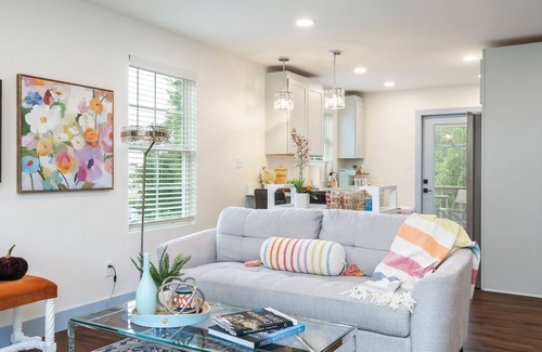 Powell Casa | Cheery and Stylish Three Bedroom Townhouse in Convenient Area