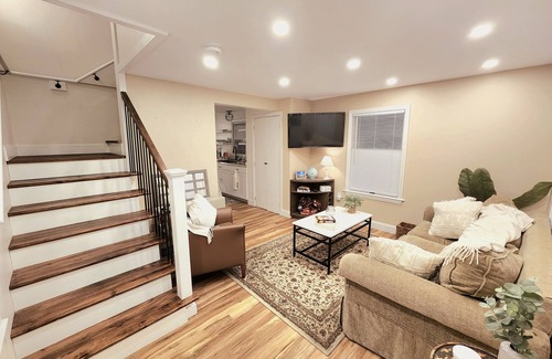Humarock Casa | Cheery home! .5m walk to beach, shops, restaurants, & river steps away!
