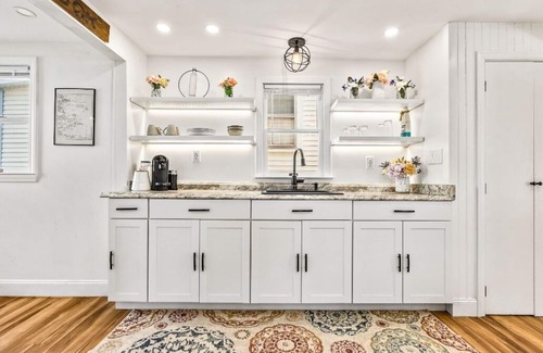 Humarock Casa | Cheery home! .5m walk to beach, shops, restaurants, & river steps away!