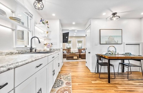 Humarock Casa | Cheery home! .5m walk to beach, shops, restaurants, & river steps away!