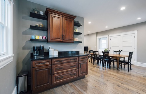Pella Casa | Cheery Home in Heart of Pella