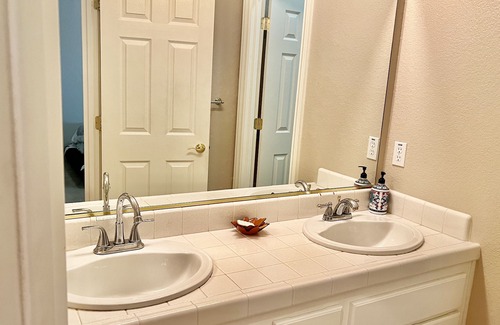 Rocklin Casa | Cheery room and big TV
