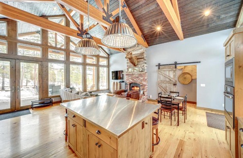 Pateros Casa | Chelan Mountain Retreat Chalet with Fire Pit!