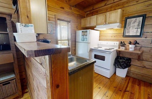 Townsend Cabina | Chelle's Sanctuary 2 Bedroom Cabin by RedAwning
