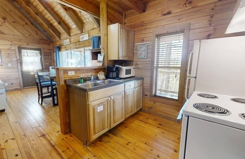 Townsend Cabina | Chelle's Sanctuary 2 Bedroom Cabin by RedAwning