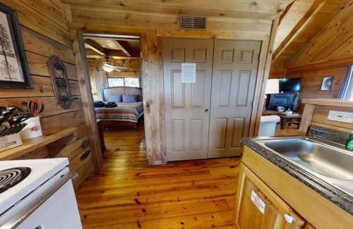 Townsend Cabina | Chelle's Sanctuary 2 Bedroom Cabin by RedAwning