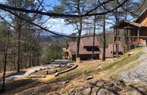 Townsend Cabina | Chelle's Sanctuary 2 Bedroom Cabin by RedAwning