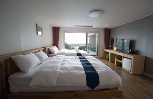 Songsan-dong Hotel | Cheonjiyeon Crystal Hotel