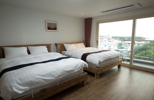 Songsan-dong Hotel | Cheonjiyeon Crystal Hotel