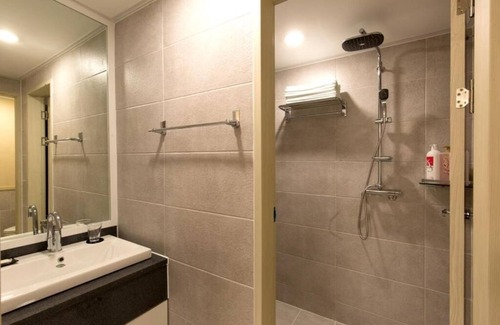Songsan-dong Hotel | Cheonjiyeon Crystal Hotel