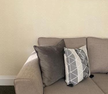 Newport Casa | Chepstow House (5 BR with FREE on-steet parking)