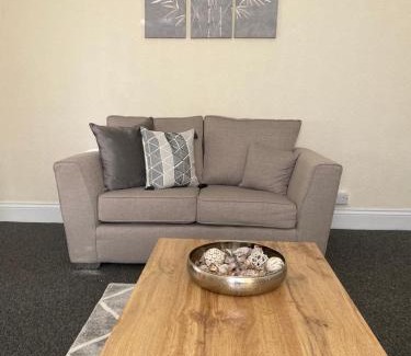Newport Casa | Chepstow House (5 BR with FREE on-steet parking)