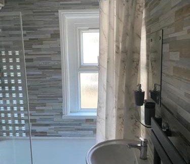 Newport Casa | Chepstow House (5 BR with FREE on-steet parking)