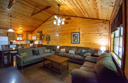 Board Camp Cabina | Cherokee Trail|18Acres|Private Creek|Swim|Hiking|ATV Trails|Mtn Cabin
