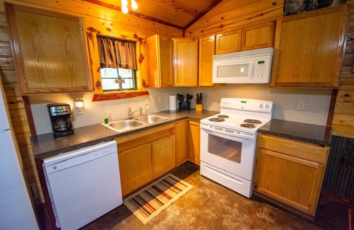 Board Camp Cabina | Cherokee Trail|18Acres|Private Creek|Swim|Hiking|ATV Trails|Mtn Cabin