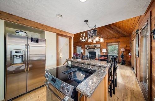 Chalet Village Cabina | Cherokee Winds 2 Bedroom Cabin by RedAwning