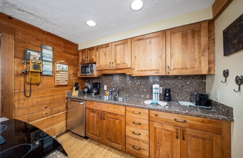 Chalet Village Cabina | Cherokee Winds 2 Bedroom Cabin by RedAwning