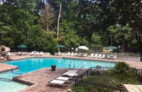 Chalet Village Cabina | Cherokee Winds 2 Bedroom Cabin by RedAwning