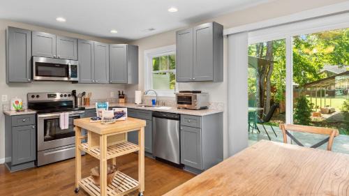 Asheville Casa | Cherry Blossom by AvantStay 6 Min to Downtown