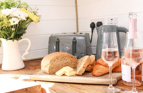 Diddlebury Cabaña | CHERRY BLOSSOM, with hot tub in Ludlow