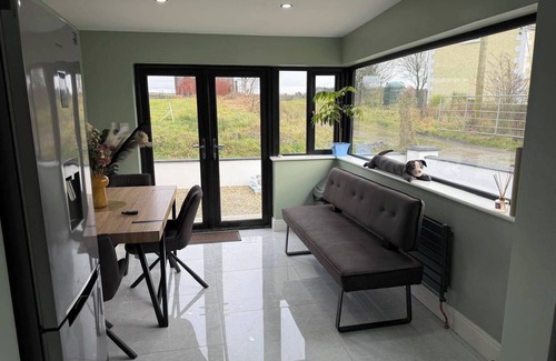 Enniskillen Cabaña | Cherry Chirp Cottage in County Fermanagha