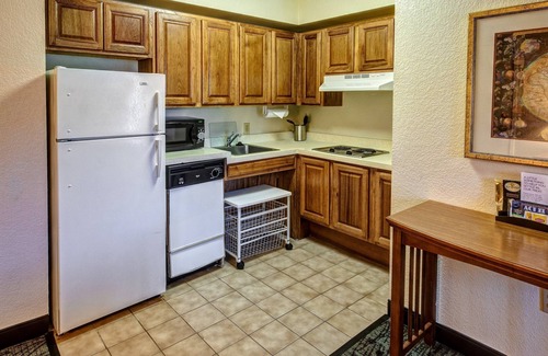 Glendale Condominio | Suite Cherry Creek equipada | Piscina al aire libre, bañera de hidromasaje compartida + acceso al gimnasio