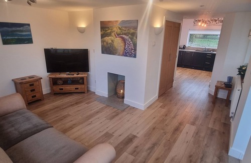 Wigton Cabaña | CHERRY CROFT, family friendly, with a garden in Bowness-On-Solway