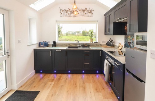 Wigton Cabaña | CHERRY CROFT, family friendly, with a garden in Bowness-On-Solway
