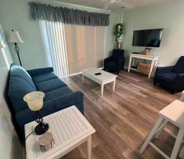 Cherry Grove Beach Apartamento | Cherry Grove 1BR screened porch 2nd Floor view
