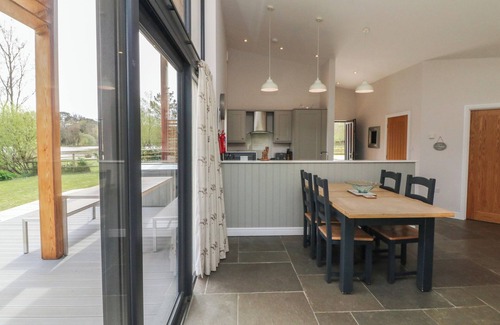 Winkleigh Cabaña | CHERRY, pet friendly, luxury holiday cottage, with hot tub in Dolton