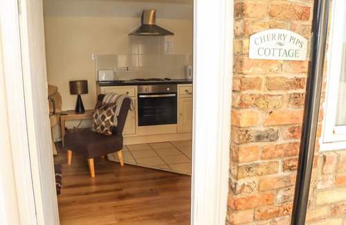 Louth Cabaña | CHERRY PIPS, pet friendly, with a garden in Saltfleetby