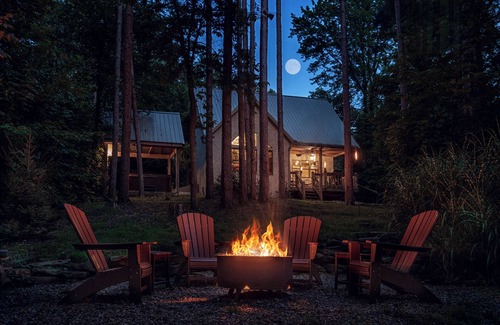 New Plymouth Cabina | Cherry Ridge Retreat Waters Edge - Hocking Hills Luxury Cabin with hot tub and fire place